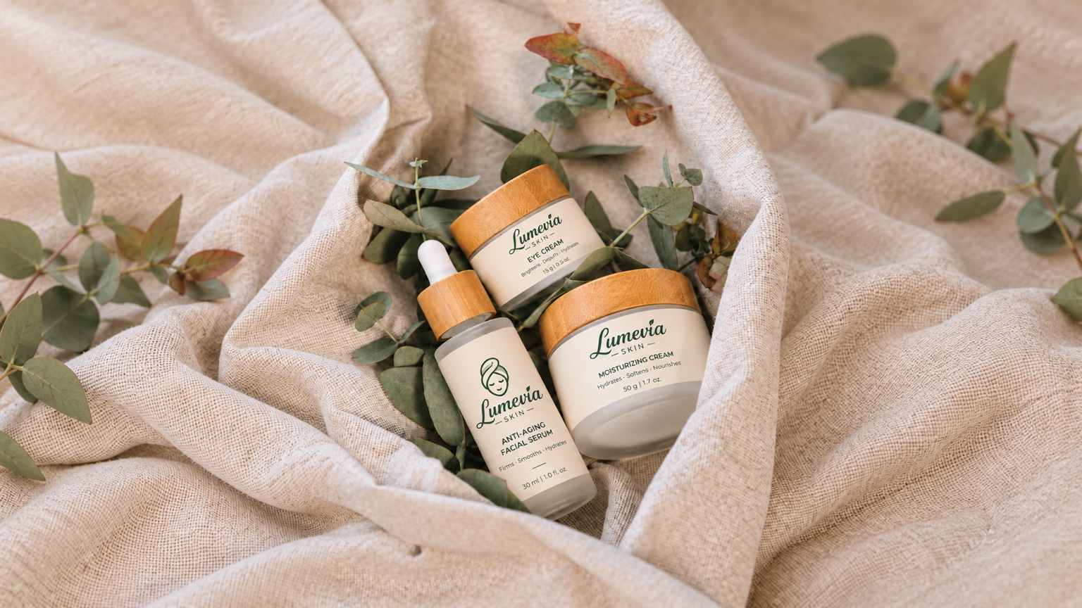 Productos de cuidado facial sobre una toalla suave