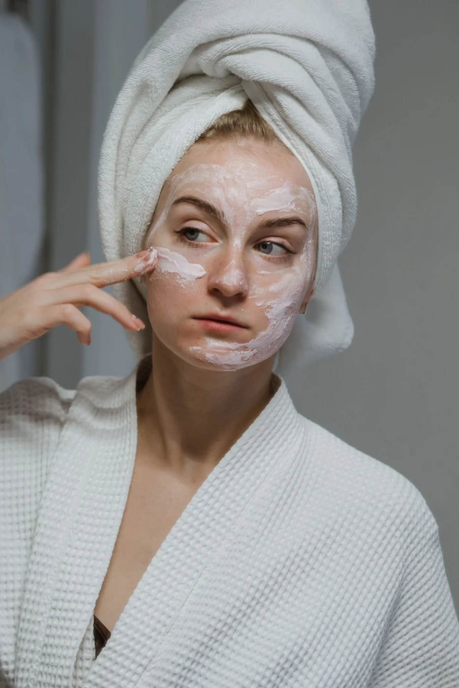 Modelo con mascarilla cremosa en el rostro