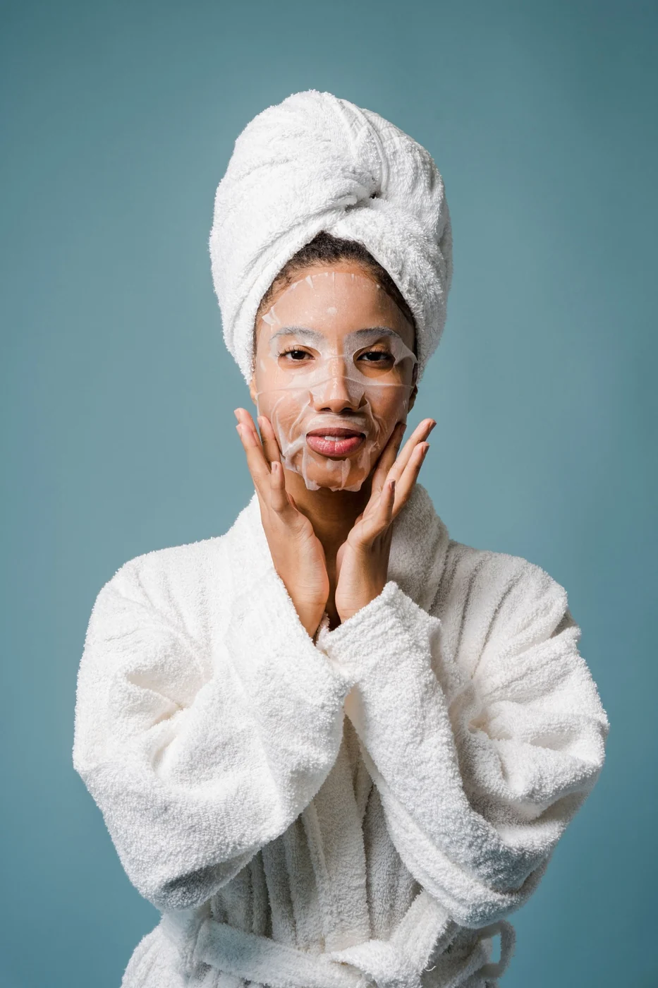Modelo aplicando cuidado facial en casa
